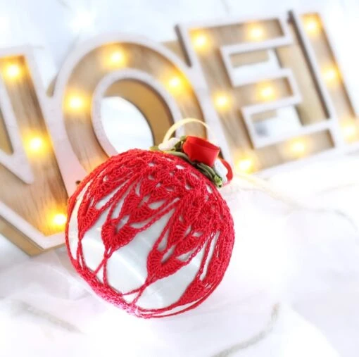 White And Red Vintage Style Christmas Bauble, T4 -Christmas Homeware & Accessories Shop featureditemlargei 136