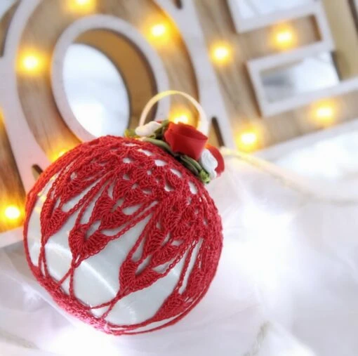 White And Red Vintage Style Christmas Bauble, T4 -Christmas Homeware & Accessories Shop featureditemlargei 137