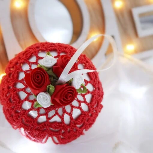 White And Red Vintage Style Christmas Bauble, T4 -Christmas Homeware & Accessories Shop featureditemlargei 138