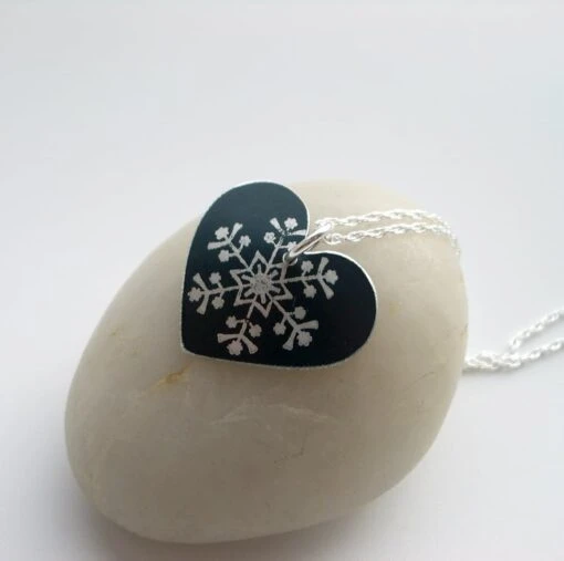 Christmas Snowflake Heart Pendant In Black 5 Christmas Snowflake Heart Pendant In Black -Christmas Homeware & Accessories Shop featureditemlargei 1944