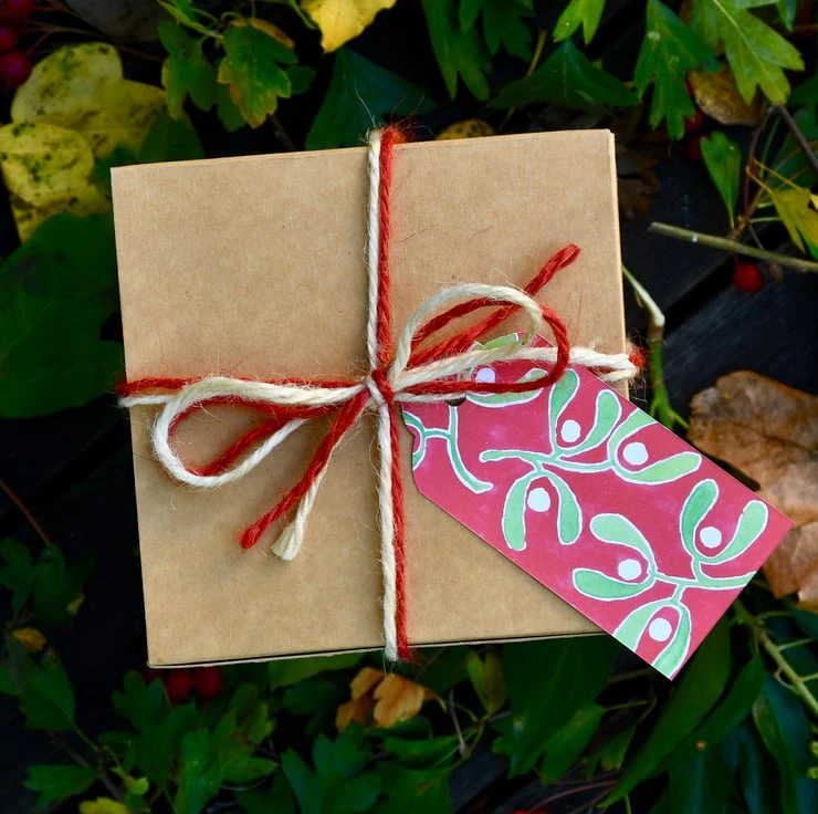 Red Mistletoe Christmas Tea Light Holder - Hand Painted 6 Red Mistletoe Christmas Tea Light Holder - Hand Painted - Image 6