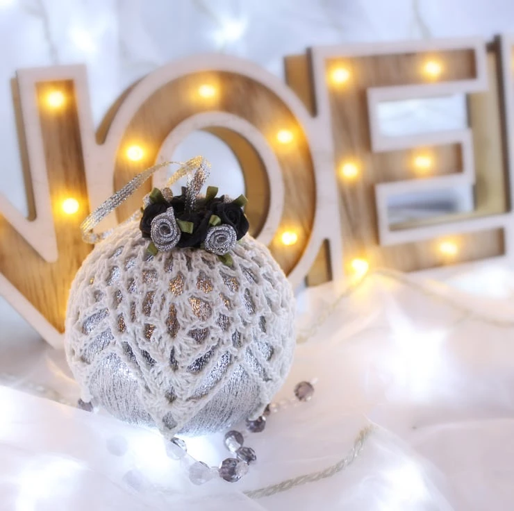 Silver And White Crochet Lace Vintage Style Christmas Bauble, J4 2 Silver And White Crochet Lace Vintage Style Christmas Bauble, J4 - Image 2