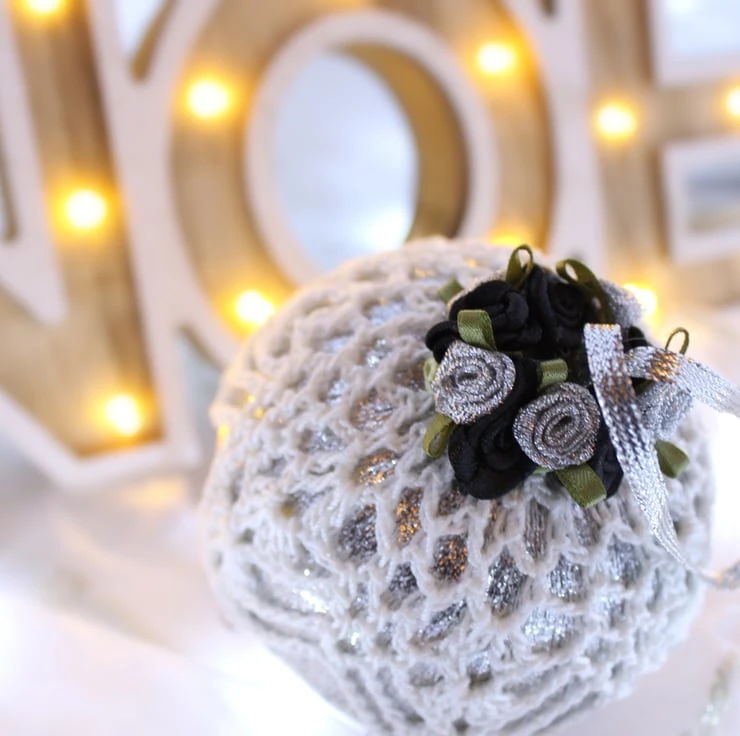 Silver And White Crochet Lace Vintage Style Christmas Bauble, J4 5 Silver And White Crochet Lace Vintage Style Christmas Bauble, J4 - Image 5