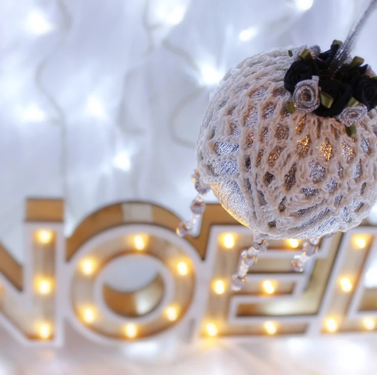 Silver And White Crochet Lace Vintage Style Christmas Bauble, J4 6 Silver And White Crochet Lace Vintage Style Christmas Bauble, J4 - Image 6