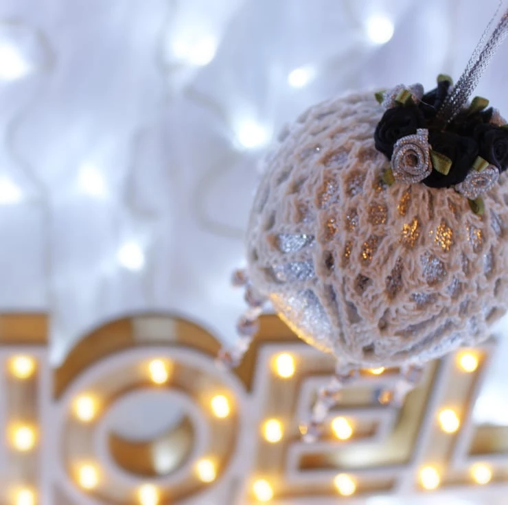 Silver And White Crochet Lace Vintage Style Christmas Bauble, J4 7 Silver And White Crochet Lace Vintage Style Christmas Bauble, J4 - Image 7